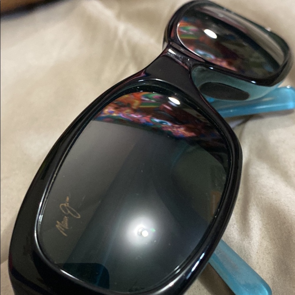 Maui Jim women’s sunglasses. Slightly used. Comes with case.